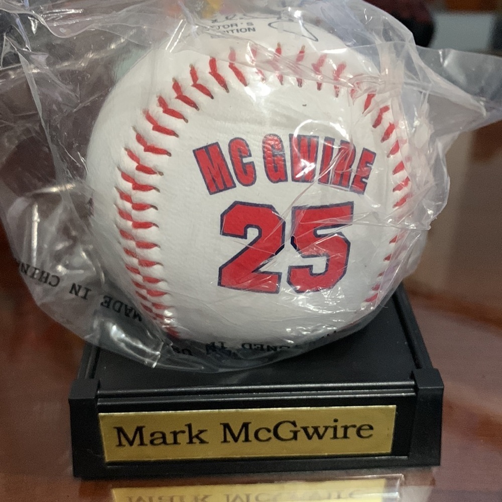 Mark McGwire commemorative signature baseball with box 1999 Avon New